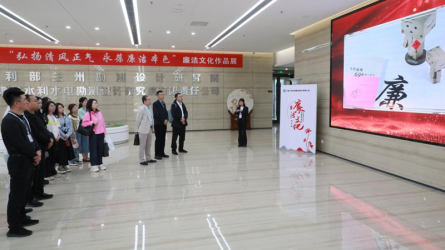 蘭州大學(xué)管理學(xué)院師生參觀甘肅工程咨詢(xún)集團(tuán)廉潔文化作品展