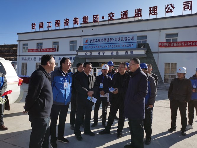省交通運(yùn)輸廳黨組書記、廳長李睿調(diào)研交通監(jiān)理公司承監(jiān)的卓合高速公路一期工程建設(shè)情況